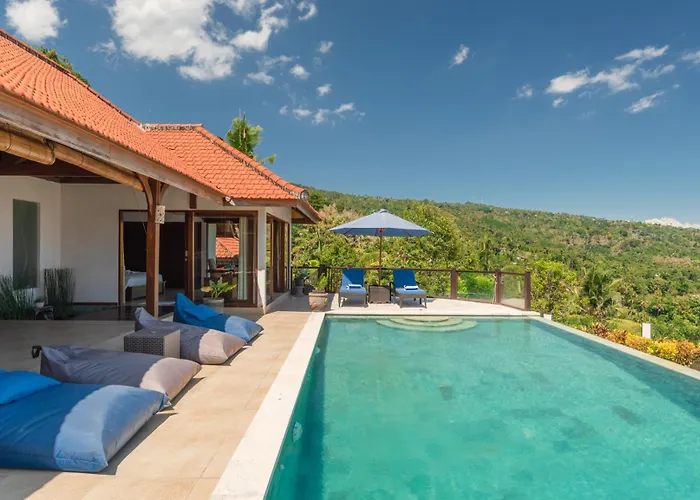 Mia With Amazing Pool *