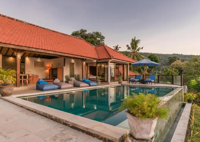 Mia With Amazing Pool